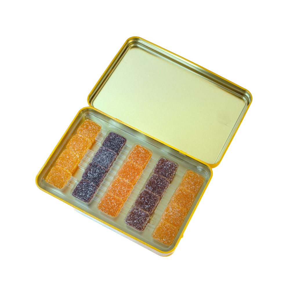 demi boite metal jaune ouverte pates de fruits paves classiques cruzilles