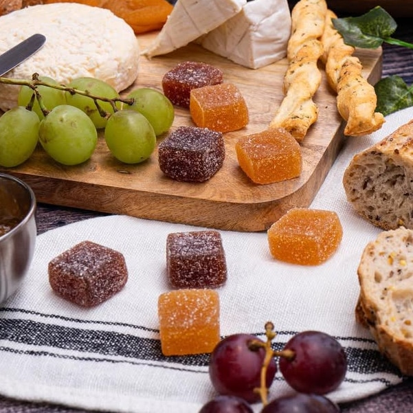 pates fruits grande tradition vergers france posees table pique nique fromage raisins
