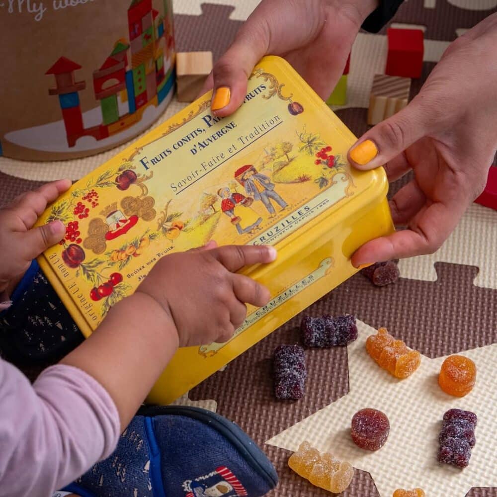 boite metal jaune pates fruits transmission enfant famille