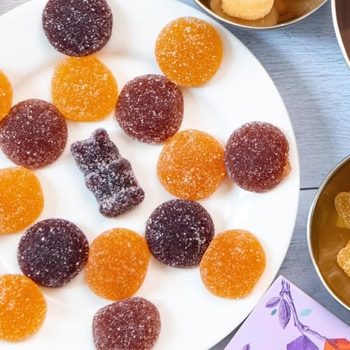 pates fruits forme pastilles posees assiette