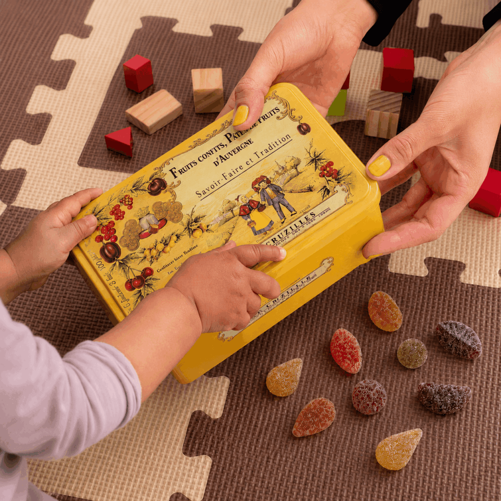 boite metal jaune pates fruits transmission enfant famille